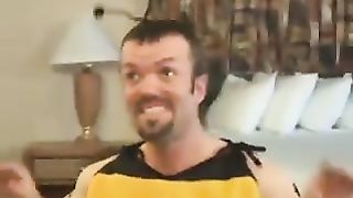 Карлик сунул своё жало подруге отодвинув в сторону ей трусы