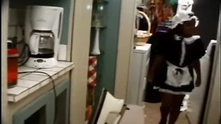 Жена застукала мужа с домохозяйкой лилипуткой