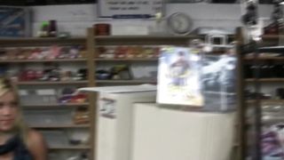 Женщина коп дрочит преступнику карлику член в магазине