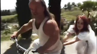 Медовый месяц супружеской пары карликов