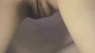 Девушка без трусиков под платьем на игровых автоматах