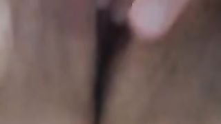 Девушка сидя в туалете задрочила свою пухлую писечку мечтая о сексе