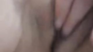 Девушка сидя в туалете задрочила свою пухлую писечку мечтая о сексе