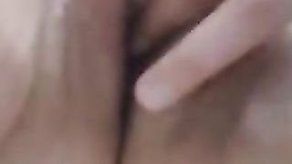 Девушка сидя в туалете задрочила свою пухлую писечку мечтая о сексе