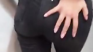 Поласкай свою киску перед клубом и пойдём