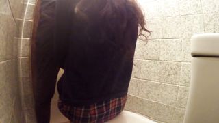 Студент трахнул всем известную шлюшку стоя в туалете колледжа во время пары