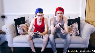 Пришел в гости к другу и трахнул его мамочку скрываясь с ней на кухне