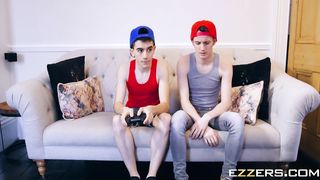 Пришел в гости к другу и трахнул его мамочку скрываясь с ней на кухне