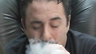 Отчим во время обеденного перерыва насладился минетом от своей падчерицы