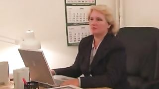 Невнимательность сына приводит к ублажению строгой мамочки