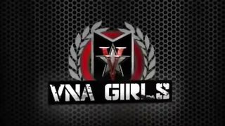 Стоя на коленях мамка отсосала сыну