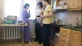 Мамка позирует перед сыновьями