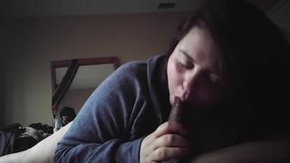 Толстая молодуха с наслаждением отсосала негру член