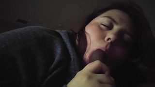 Толстая молодуха с наслаждением отсосала негру член