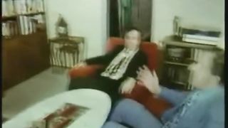 Шлюха на дому принимает двух клиентов и ещё одну стеснительную дамочку