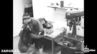 На рабочем месте трахает сучку