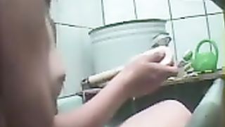 Развлеклась со шлангом от душа