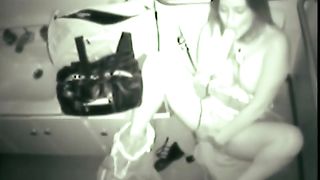 Одинокая красотка и ее резиновый дружок