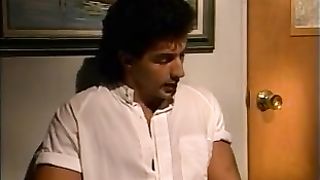 Накаченный самец имеет небритую киску