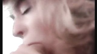 Грудастая барышня размазывает сперму на груди