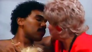 Опытные дамы впервые развлекаются с черным членом