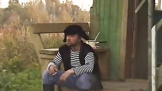 Пышка с большими дойками оседлала хрупкого малыша