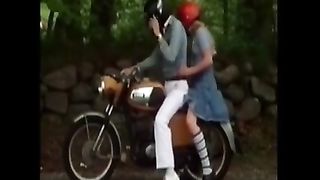 Длинноволосая красотка отсосала и отдалась в лесу