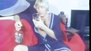 Славная крошка шалит со взрослым мужчиной