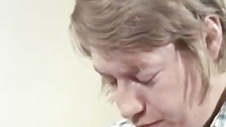 Неуклюжая горничная отдалась за провинность