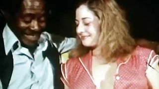 Темнокожий член долбит узкое влагалище