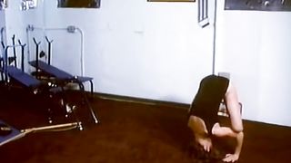 Спортсменка глотает сперму и размазывает по лицу