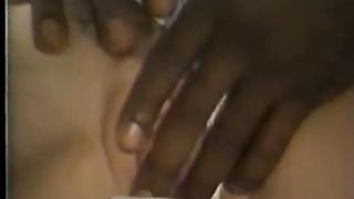 Невеста в белом платье утешает себя темнокожим гостем