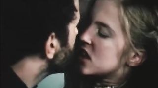 Бородатый дяденька играет с малышкой всаживая по самые яйца