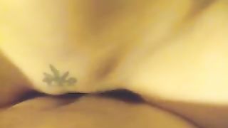 Парень с анальной пробкой в очке трахает сексуальную малышку