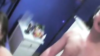 Сучка с большим ртом облизывает сперму