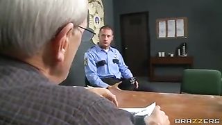 Пенилопа и ее мускулистый мачо занимаются страстным сексом в ванной комнате