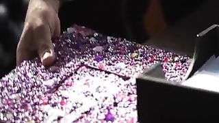 Стройные малышки раздвигают ножки и впускают большой член