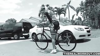 С большим наслаждением блондинка глотает сперму