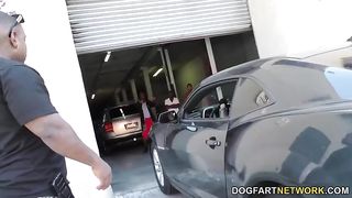 Сука сосет большие хуи у толпы