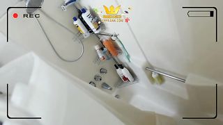 Крошка в теле мастурбирует в душе