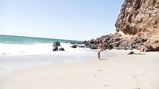 Большой черный член проникает в обе дырки белой самки