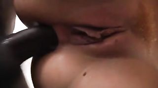 Большой черный член проникает в обе дырки белой самки