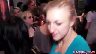 Групповуха на вечеринке в самом разгаре