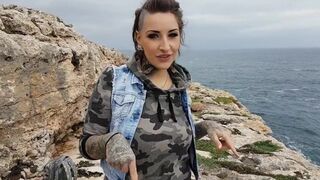 Татуированная девушка трахается на берегу океана