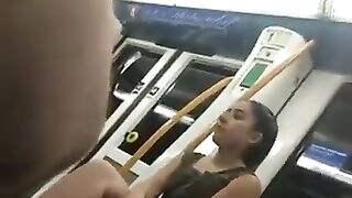 Горячая испанская девушка смотрит на стояк в шортах