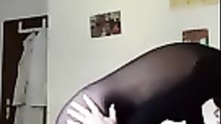 Девушка трахается в нейлоновом костюме со своим однокурсником
