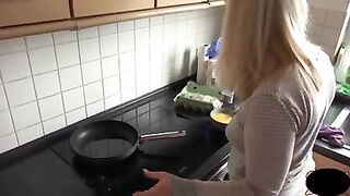 Совершенно неромантично трахает в задницу блондинку в задницу на кухне