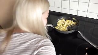 Совершенно неромантично трахает в задницу блондинку в задницу на кухне