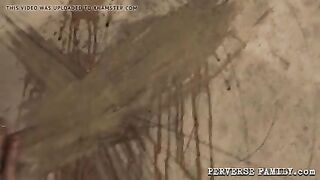 Художница рисует картины своей пиздой