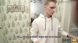 Парень позволяет курьеру трахнуть его русскую девушку